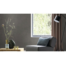 Woonkamer met fauteuil, staande lamp, tafel met decoratie en raam