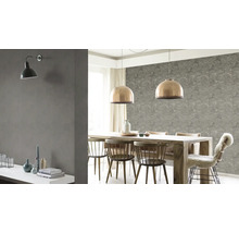 Eetkamer met eettafel, stoelen en wandlamp