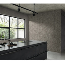 Lichte, moderne keuken met een behang met bladmotief op de muur