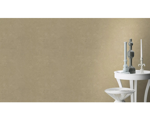 Wanddecoratie met decoratieve elementen op bijzettafels