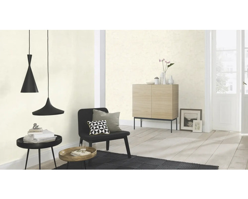 Voorbeeld van een woonkamer met lichte muren, meubels en verlichting