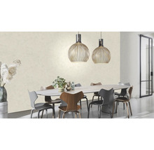 Lichte eetkamer met eettafel, stoelen en hanglampen