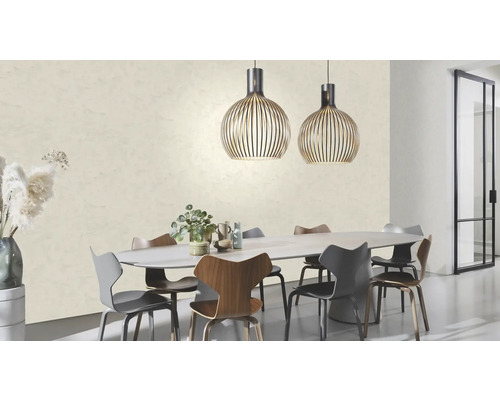 Lichte eetkamer met eettafel, stoelen en hanglampen