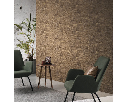 Kamerinrichting met patroonbehang, fauteuil en bijzettafel