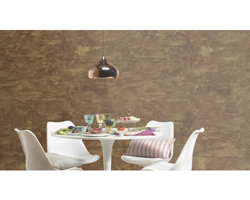 Eetkamer met eettafel, stoelen en decoratieve wanddecoratie