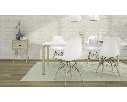 Lichte eetkamer met eettafel, stoelen, dressoir en tapijt