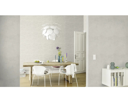 Lichte eetkamer met houten tafel, stoelen en decoratieve verlichting