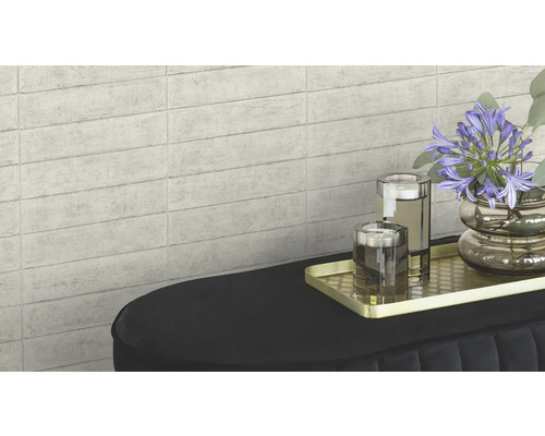 Wandtegels met steenlook als achtergrond voor een decoratie op een console.