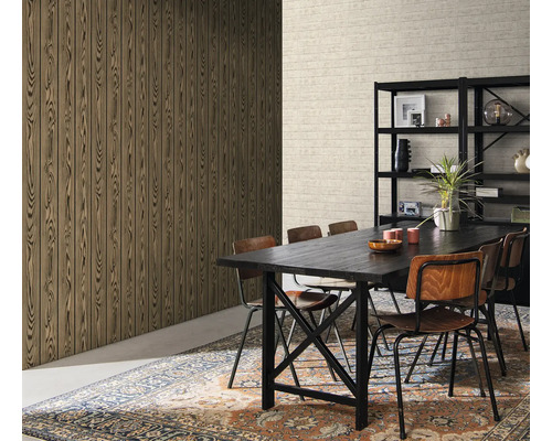 Eetkamer met eettafel, stoelen, rek en wandbekleding met houtlook