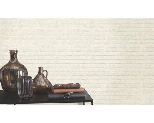 Decoratief wandpaneel met vazen en boeken op een tafel