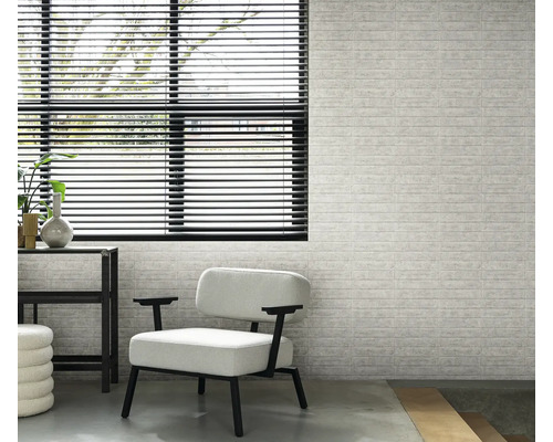 Interieur met raam, jaloezieën, fauteuil en een muur met baksteenpatroon