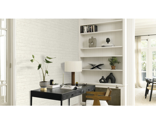 Lichte werkkamer met bureau, boekenkast en decoratieve wandbekleding met houtlook.