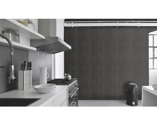 Moderne keuken met afzuigkap, kookplaat en wandpanelen in houtlook