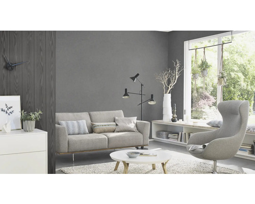 Woonkamer met bank, fauteuil, vloerlamp en decoratie