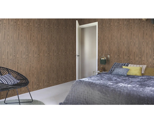 Slaapkamer met houten wandbehang, bed en stoel