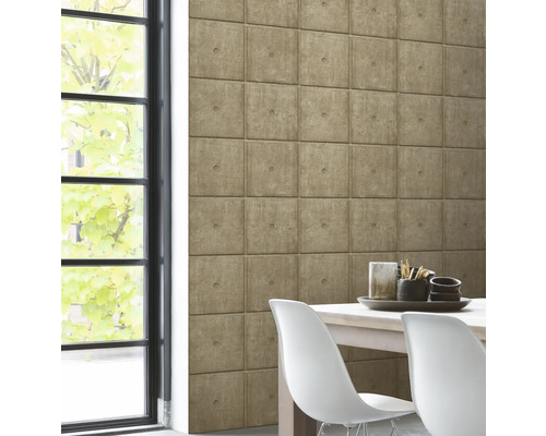 Modern interieur met wandpanelen in betonlook naast raam, tafel en stoelen