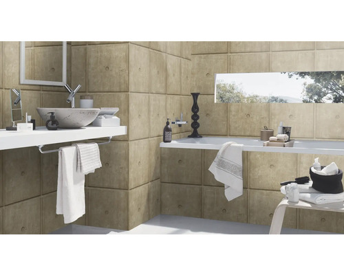 Badkamer met wastafel, bad en betonlook wandpanelen