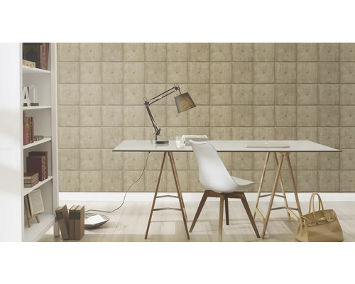 Decoratieve studeerkamer met bureau, stoel, lamp en boekenplank tegen een muur met vierkant betonlookbehang.