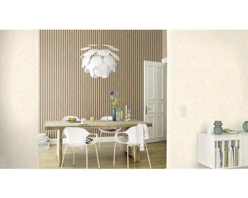 Lichte eetkamer met houten tafel, stoelen en wandpanelen