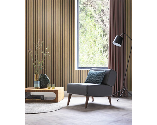 Woonkamer met akoestische panelen aan de muur, fauteuil, salontafel en vloerlamp