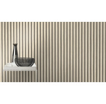 Houten panelen met smalle stroken en decoraties