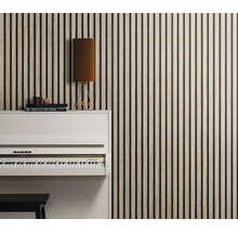 Kamergezicht met houten lamellenwand, witte piano en vloerlamp