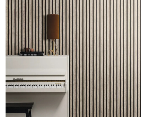 Kamergezicht met houten lamellenwand, witte piano en vloerlamp