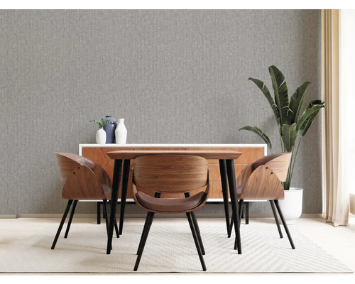 Eetkamer met eettafel, stoelen, dressoir, plant en grijs behang