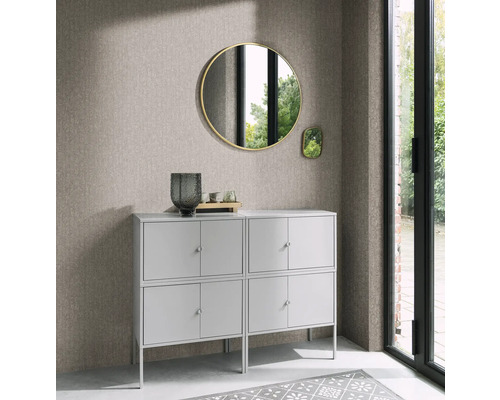 Woonkamer met grijs dressoir, spiegels en decoratie