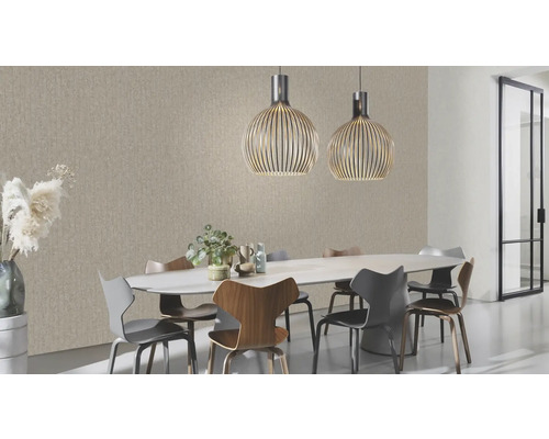 Eetkamer met eettafel, stoelen en hanglampen voor een structuurbehang