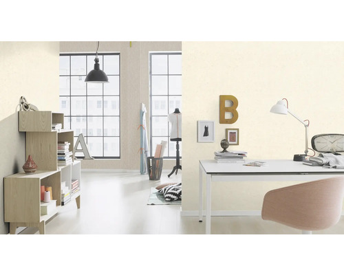 Lichte werkkamer met bureau, stoel, plank en decoraties