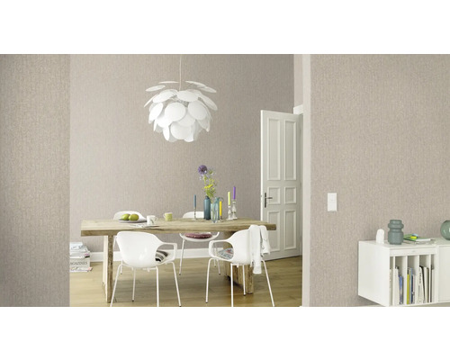 Woonkamer met eettafel, stoelen en behang