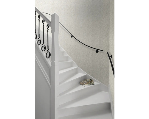 Trap met leuning en schoenen op een trede