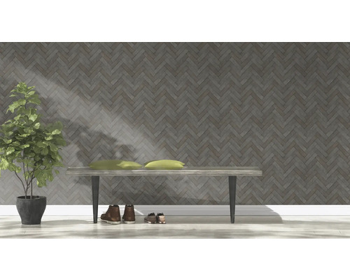 Inrichtingsscène met bank, schoenen, plant en kussens voor een bakstenen muur