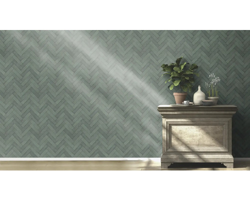 Wand met behang in visgraatmotief en dressoir met planten