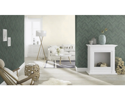 Woonkamer met behang in visgraatmotief, open haard en meubels