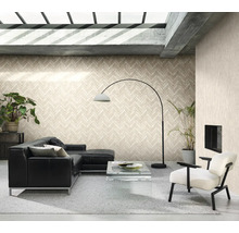 Woonkamer met zwarte lederen bank, fauteuil, kamerplanten en behang in visgraatmotief