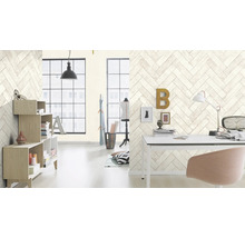 Lichte ruimte met boekenkast en bureau voor een muur met visgraatbehang