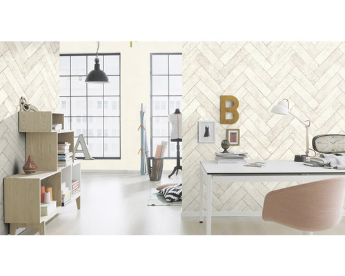 Lichte ruimte met boekenkast en bureau voor een muur met visgraatbehang