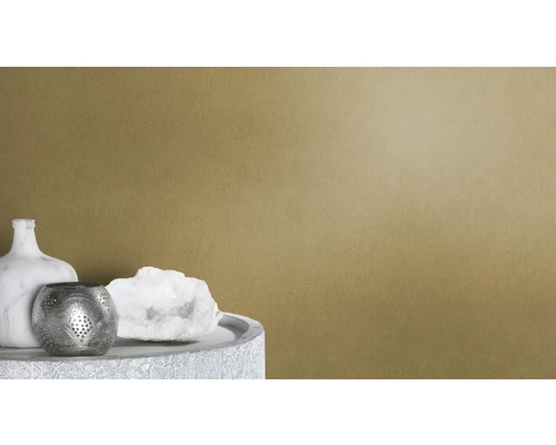 Decoratie met een marmeren vaas, een theelichthouder en een kwarts op een tafel