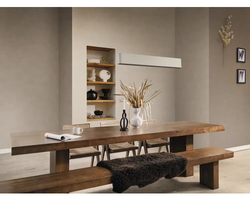 Eetkamer met houten tafel, bank en stoelen in lichte kamerindeling