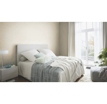 Lichte slaapkamer met bed, nachtkastje en gordijnen