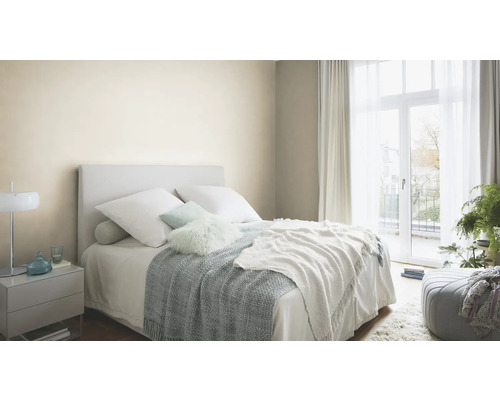 Lichte slaapkamer met bed, nachtkastje en gordijnen