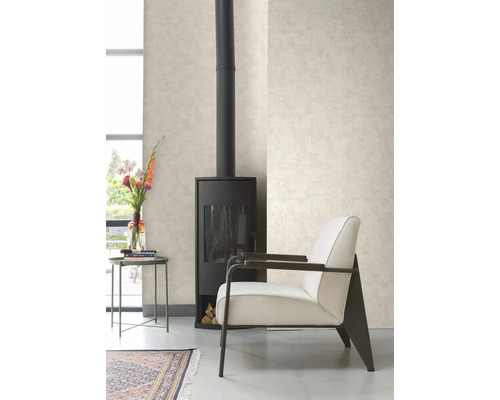 Woonkamer met kachel, stoel, tafel en behang met patroon.