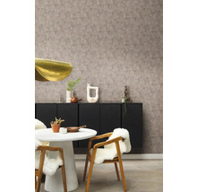 Eetkamer met eettafel, stoelen met schapenvacht, dressoir en behang