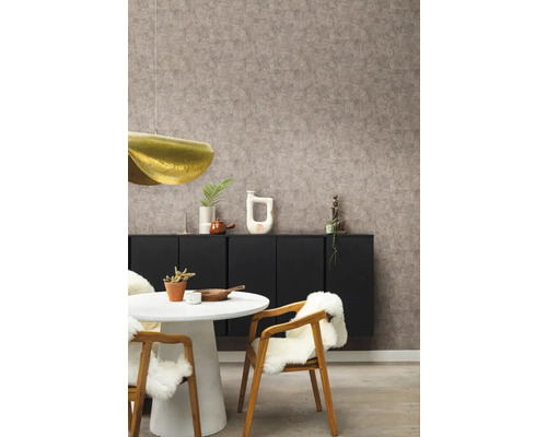 Eetkamer met eettafel, stoelen met schapenvacht, dressoir en behang