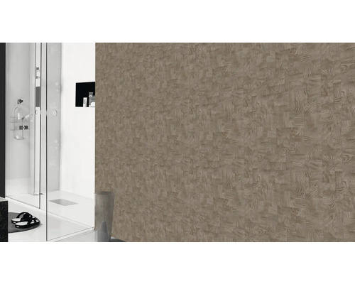 Badkamer met een houtlook wand en douchecabine