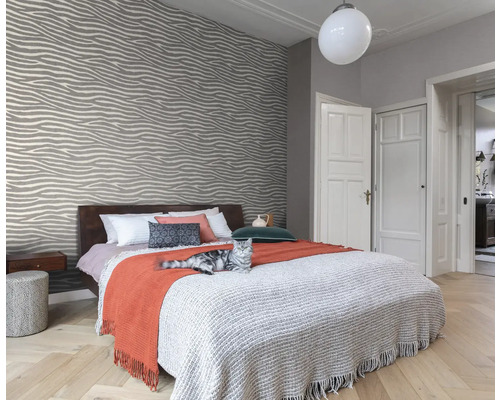 Lichte slaapkamer met gestreept behang, bed en kat