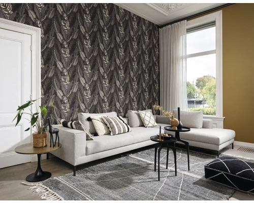 Woonkamer met grijze bank, patroonbehang en vloerkleed