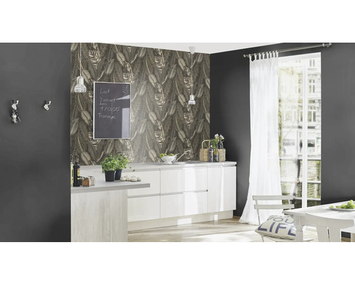 Moderne keuken met witte kasten, schoolbordfolie, bloemenbehang en een lichte eethoek